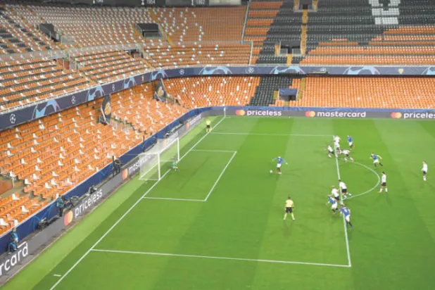 هل إقامة المباريات بدون جمهور تؤثر سلباً على الأندية صاحبة الأرض؟