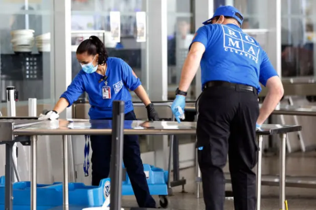 عمليات التنظيف والتعقيم في مطار جون إف كينيدي في نيويورك تضاعفت كثيراً (أ.ب)