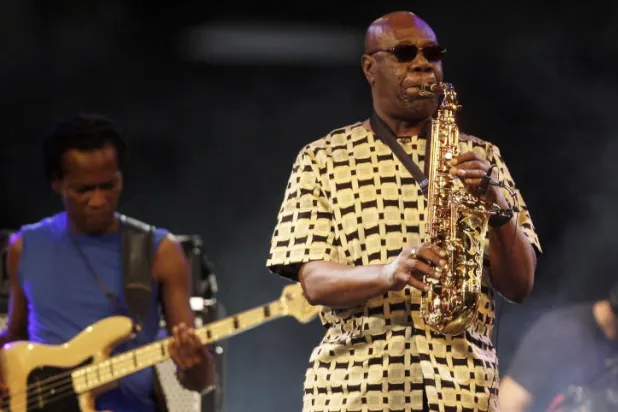 وفاة عازف الساكسوفون العالمي مانو ديبانغو بفيروس كورونا