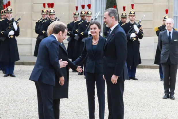 وداعاً للقبلات وأهلاً بـ«ناماستي» في زمن «كورونا»