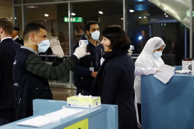 مصر تفحص 140 راكباً عائدين من عُمان لمنع انتشار «كورونا»