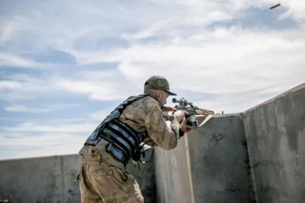 حفتر کی طرف سے السراج حکومت کے صدر دفتر پر بمباری کرنے کی دھمکی 