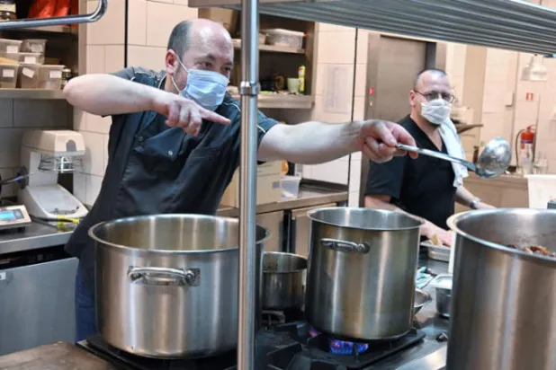 طهاة مجريون يطعمون الطواقم الطبية في المستشفيات