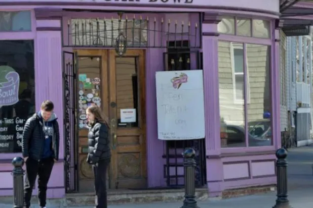 10 آلاف دولار «بقشيشاً» لموظفين قبل إغلاق مطعم وطردهم بسبب «كورونا»