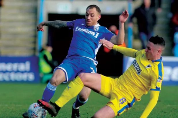 غيلينغهام (أزرق) في مواجهة ويمبلدون في نهاية فبراير الماضي