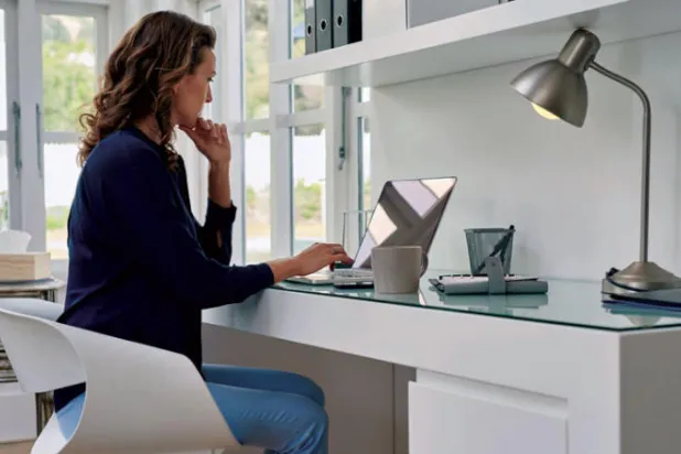 من ضرورات العمل المنزلي وجود أحدث أجهزة وبرامج الكومبيوتر والاتصالات التي يعتمد عليها