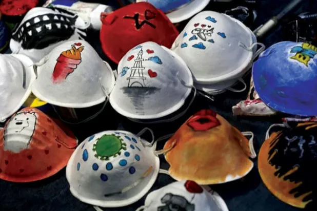 فنانون رسموا خلال أيام على عشرات الكمامات (الشرق الأوسط)