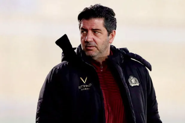 فيتوريا يشترط «محترفين جدداً» للبقاء مع النصر