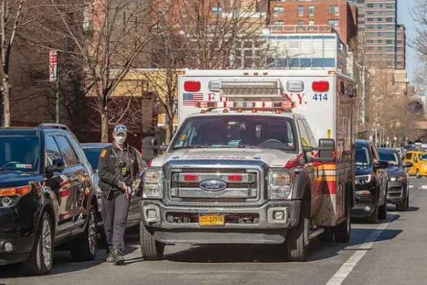 مسعفو نيويورك «مرعوبون»... و«كورونا» حوّل مستشفياتهم إلى «ساحات قتال»