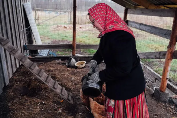 ماريا ماتاس مسؤولة التراث في كينو تطعم دجاجاتها (أ.ف.ب)