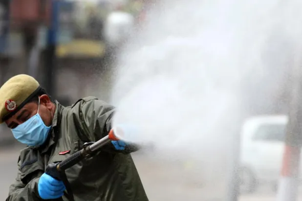 ليتخطى الحجر الصحي... قروي من كشمير يتظاهر بالموت