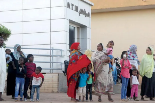 «المركزي} السوداني يتصدى لانهيار الجنيه المستمر