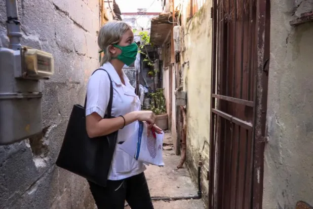 طلاب الطب في كوبا يجولون بالمنازل بحثاً عن إصابات «كورونا»