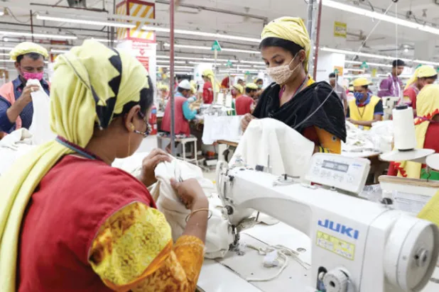 فقد أكثر من مليوني عامل وظائفهم بسبب إغلاق محال الملابس في أنحاء العالم وتوقف الطلبات من المصانع في بنغلاديش (نيويورك تايمز)