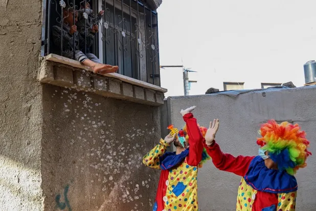 Palyaçolar, ev karantinasında kalan Gazzeli çocukların can sıkıntılarını dindirmeye çalışıyor (Meryem Ebu Dikka)