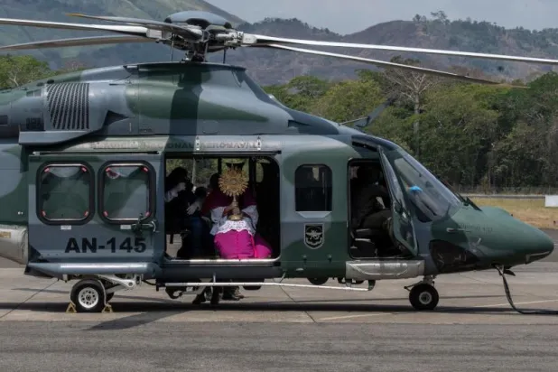 رئيس أساقفة بنما يبارك سعف النخيل في «أحد الشعانين» من طائرة هليكوبتر