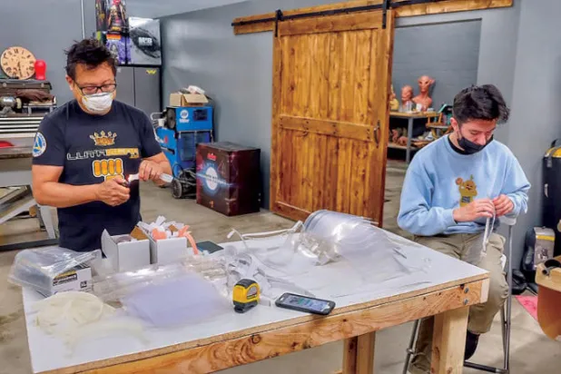 مصمم زي {الرجل الحديدي} يغير نشاطه لصناعة الكمامات