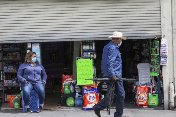 بلاغ من متجر للشرطة الأميركية: زبونة «تلعق» الأغذية