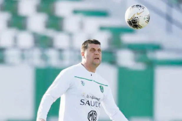 الأهلي يناقش مرحلة «ما بعد كورونا» مع مدربه