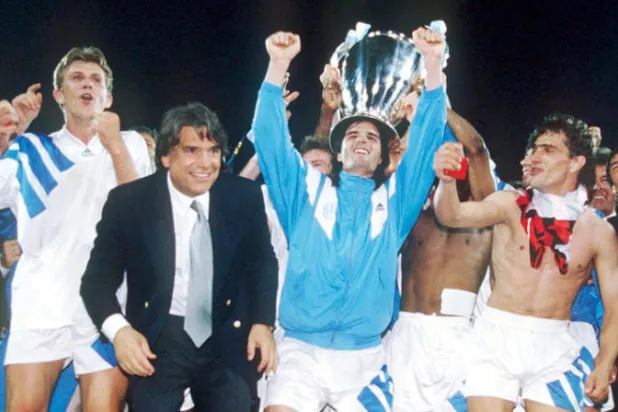 لاعبو مرسيليا يحتفلون بالفوز بكأس أوروبا عام 1993