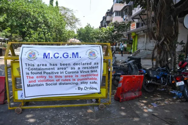 منطقة مغلقة في مومباي الهندية بعد إعلانها موبوءة (أ.ف.ب)