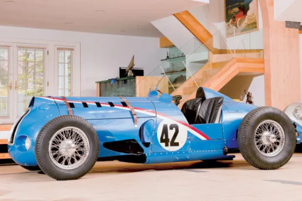 السيارة التي خاضت سباق «باو غراند بري» وفازت بالمليون فرنك فرنسي موجودة في إنغلوود بولاية نيو جيرسي (نيويورك تايمز)