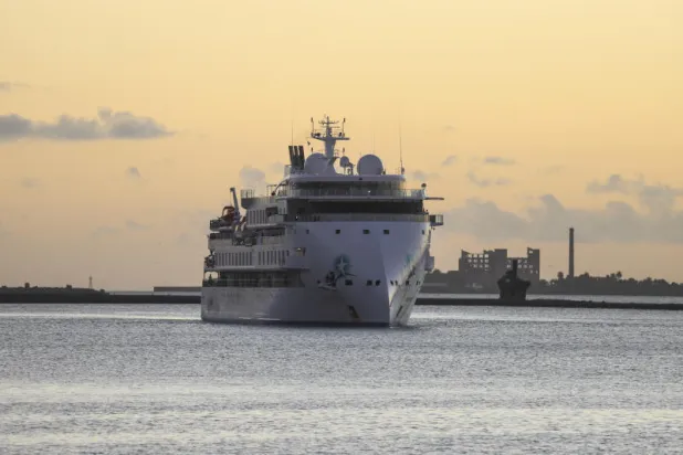 السفينة «غريغ مورتيمر» في مياه مونتيفيديو (د.ب.أ)