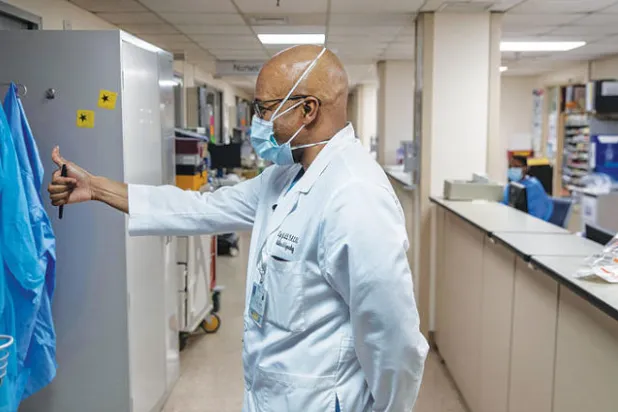 الدكتور باير يحادث أحد مرضاه (نيويورك تايمز)