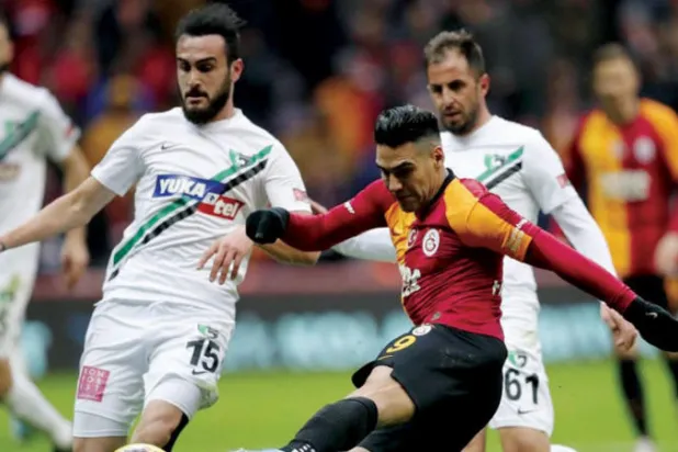 مدرّب الهلال يطالب بالتعاقد مع فالكاو