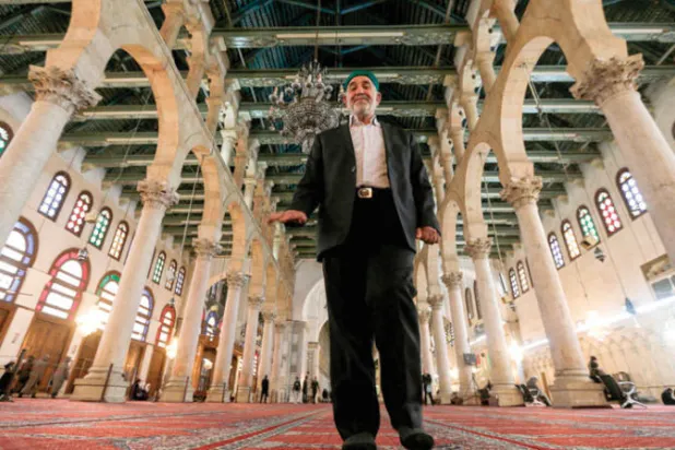 محمد علي الشيخ أكبر المؤذنين سنا داخل المسجد الأموي (أ.ف.ب)