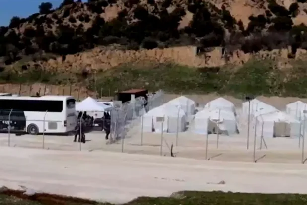 اليونان تنقل مهاجرين من الجزر إلى المدن