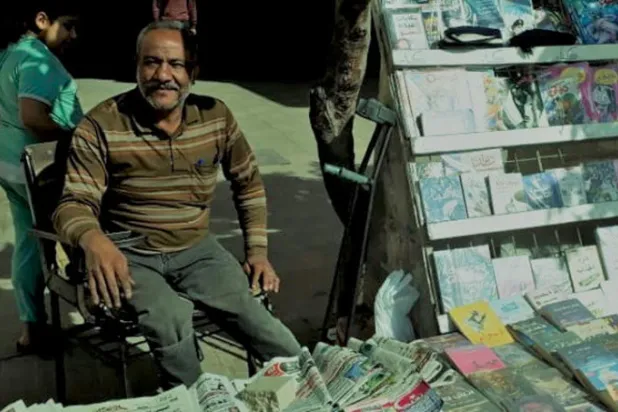 أقدم بائع جرائد في ميدان التحرير يشخص أزمة صحافة مصر مع «كورونا»
