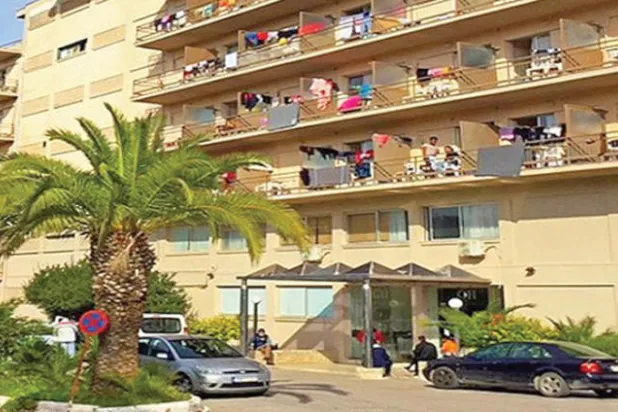 150 إصابة مؤكدة لمهاجرين في مخيم للاجئين باليونان