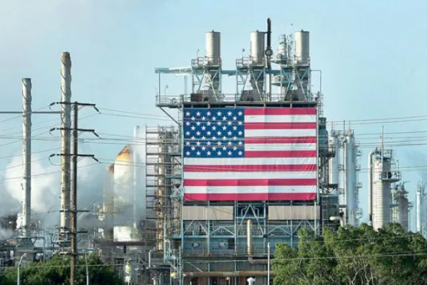 الرئيس الأميركي دونالد ترمب وصف الانهيار التاريخي الذي شهدته أسعار النفط الاثنين بأنه «قصير الأجل» وناجم عن «ضغوط مالية» (أ.ف.ب)