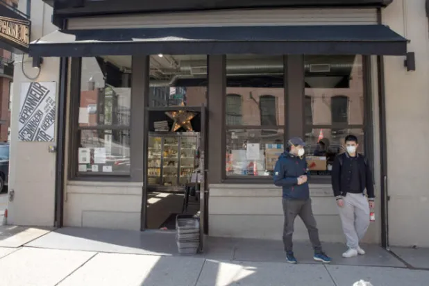 مقاهي نيويورك لا تزال تخدم زبائنها (نيويورك تايمز)