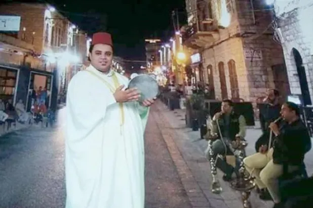 الفضائيات تهدد مهنة مسحراتي رمضان بالانقراض