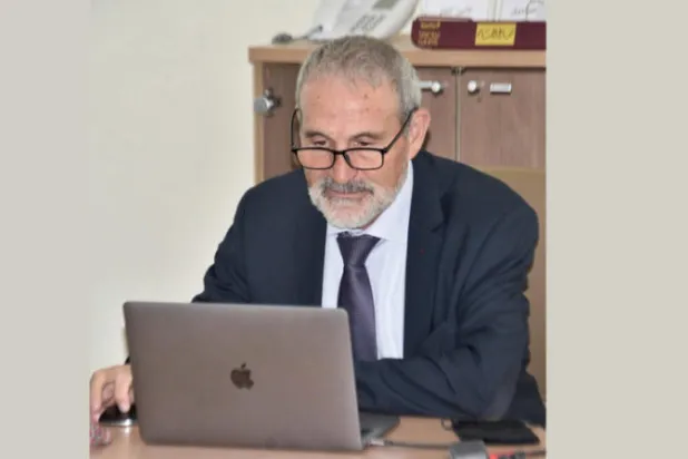 «المنازل الصغيرة» تهدد بخسارة الحكام لياقتهم