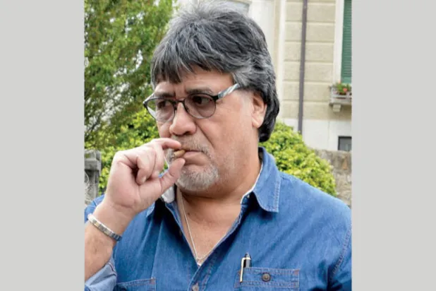 {كورونا} يخطف «روائي المهزومين في العالم»