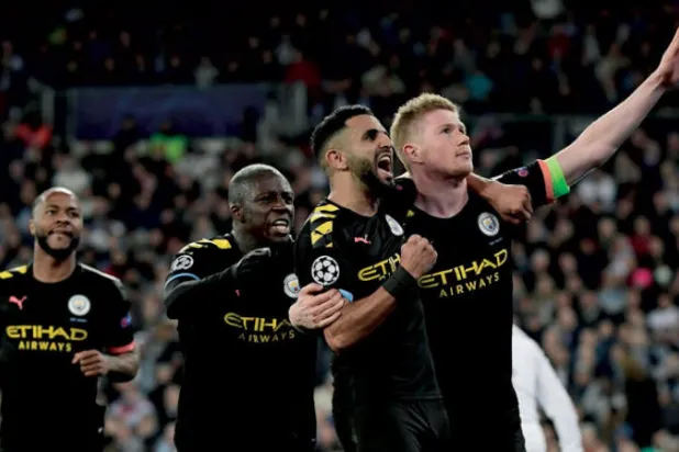 يتردد أن راتب لاعب مانشستر سيتي دي بروين من أعلى الأجور في الدوري الإنجليزي (أ.ف.ب)