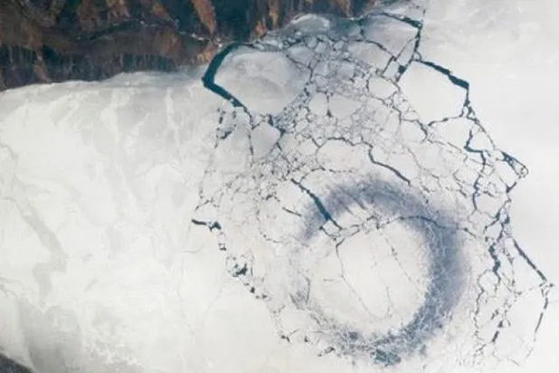 العلماء يكتشفون سر الحلقات العملاقة الداكنة على جليد البايكال