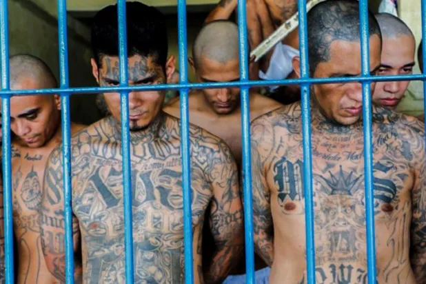 السلفادور تجيز استخدام القوة المميتة ضد العصابات