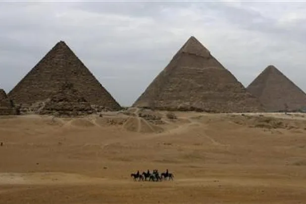 سجال مصري بشأن بناء الأهرامات