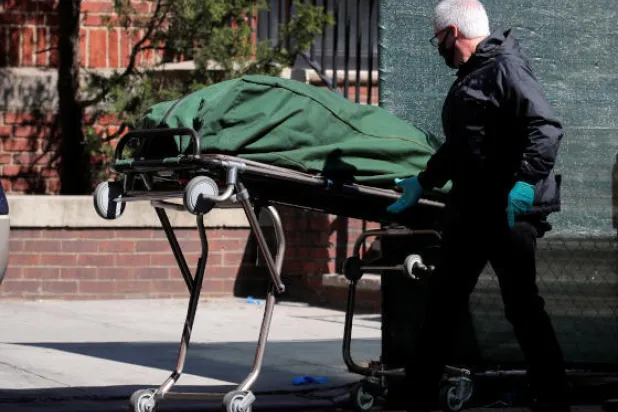 وفيات «كورونا» في الولايات المتحدة تتخطى حصيلة القتلى الأميركيين في حرب فيتنام