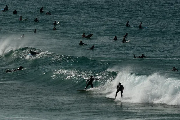 Tedbirler azaltıldı, dünyaca ünlü Bondi Plajı yeniden açıldı