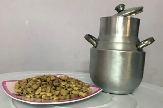 مصريون يعودون إلى «تدميس» الفول بالمنازل بفعل «كوفيد - 19»