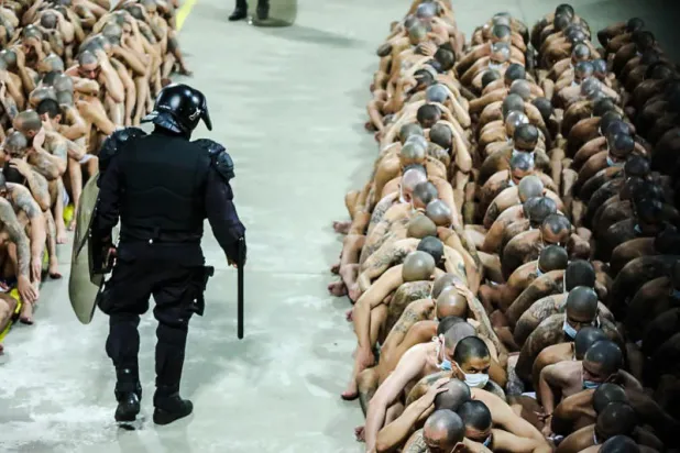 انتقادات حادة للسلفادور بعد نشر صور صادمة لسجناء