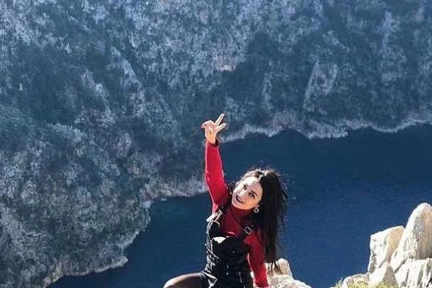 التقاط صورة على حافة جرف يودي بحياة شابة تحتفل بانتهاء الإغلاق