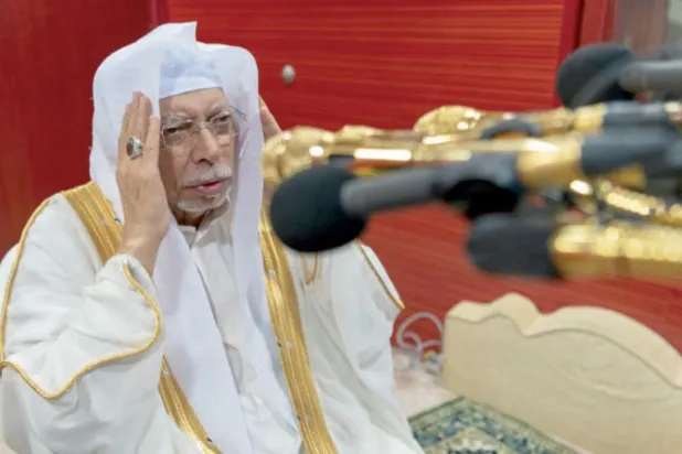 الشيخ علي ملا منادياً بالأذان من مكبرية الحرم المكي