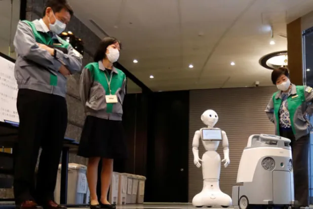 إنسان آلي يقدم التحية لمرضى «كورونا» في فنادق باليابان