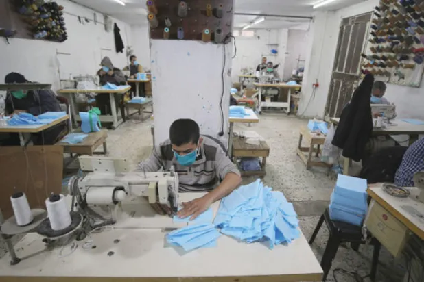 «كورونا» ينعش الحياة في غزة بتجارة «الملابس الواقية» إلى إسرائيل